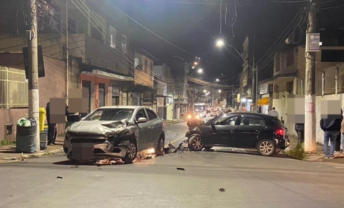 Acidente entre dois carros causa transtornos no trânsito em Volta Redonda