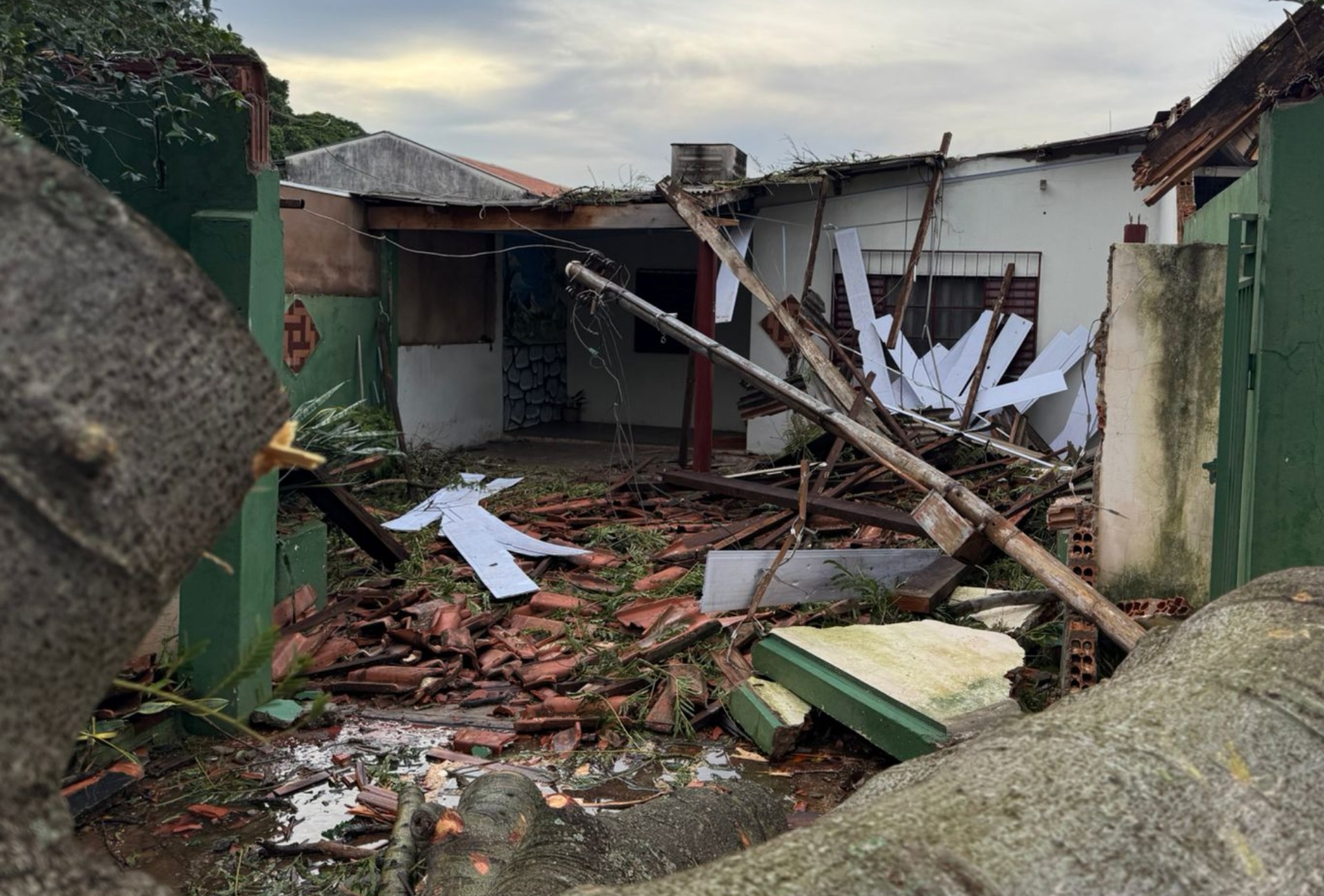 Árvore gigante cai durante tempestade, destrói fachada de casa e bloqueia rua em Campo Grande