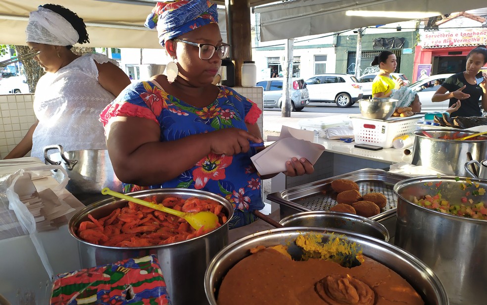 Baiana de acarajé trabalhando no tabuleiro de Cira, no bairro do Rio Vermelho, em Salvador — Foto: Maiana Belo/G1 