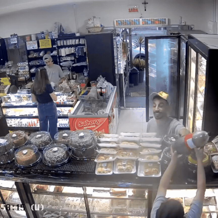 Refrigerante congelado explode nas mãos de funcionária de padaria em SC e vídeo flagra susto: 'Atingiu paredes, forro, chão'