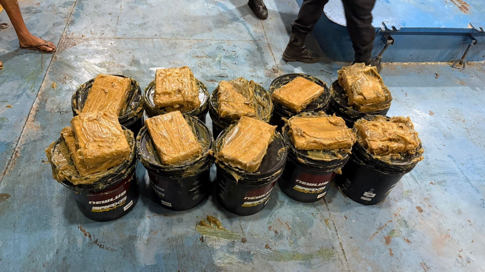 Polícia Civil apreende tabletes de drogas dentro de galões de graxa em embarcação vinda de Manaus, em Santarém