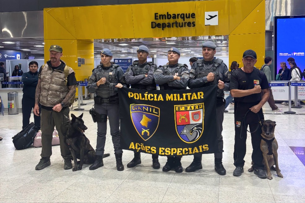 Dupla embarcou para os EUA na terça-feira (11) — Foto: Cedida/8º Baep