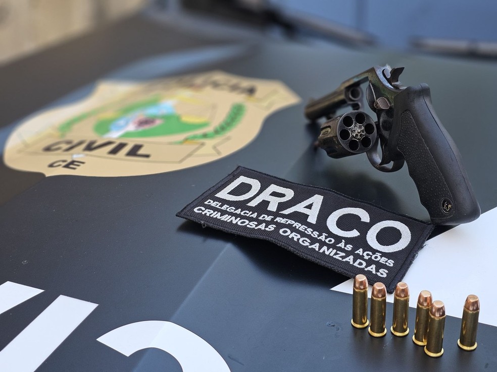 Arma e munições foram apreendidas durante a terceira fase da Operação Nocaute. — Foto: Polícia Civil/ Divulgação