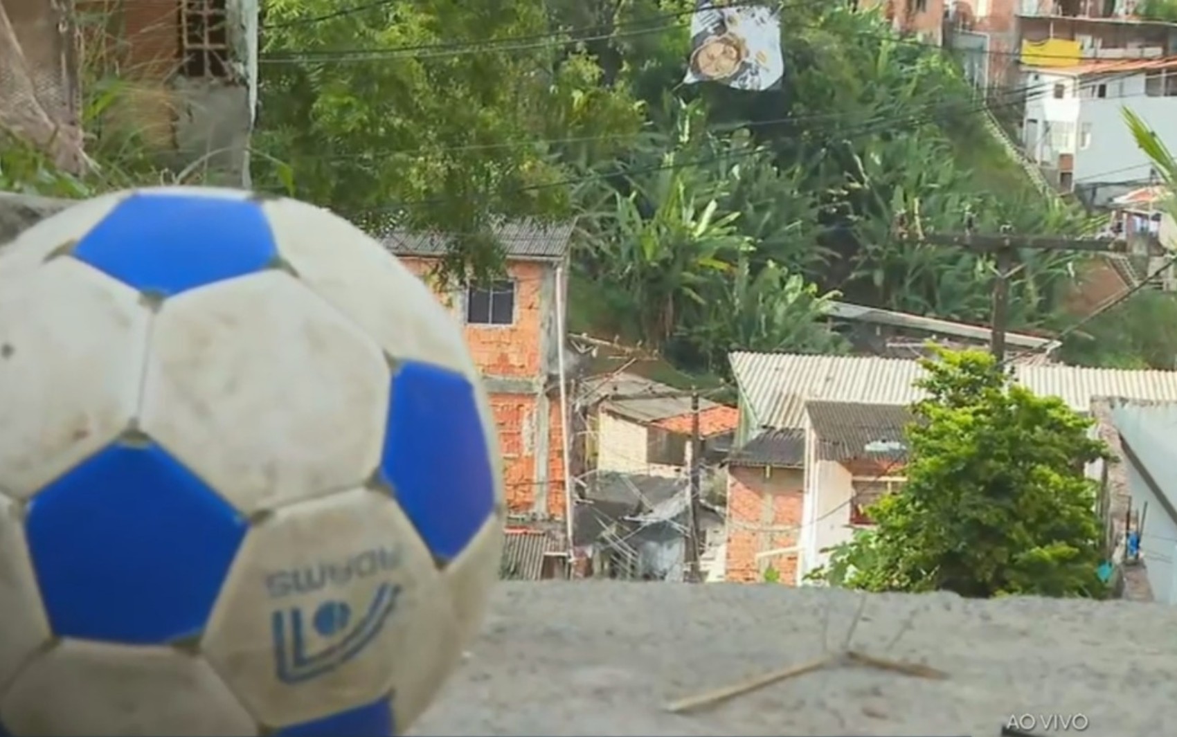 Menina de 12 anos morre e amigo da mesma idade fica ferido após serem baleados enquanto brincavam de bola em Salvador