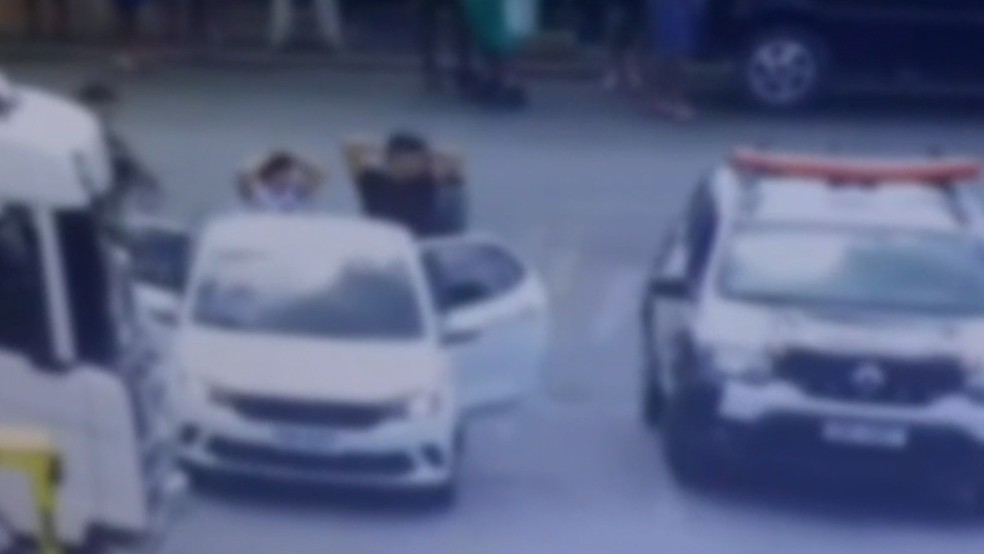 Membros de facção são presos por tomar máquinas de apostas e exigir valores de prêmios — Foto: TV Verdes Mares/Reprodução