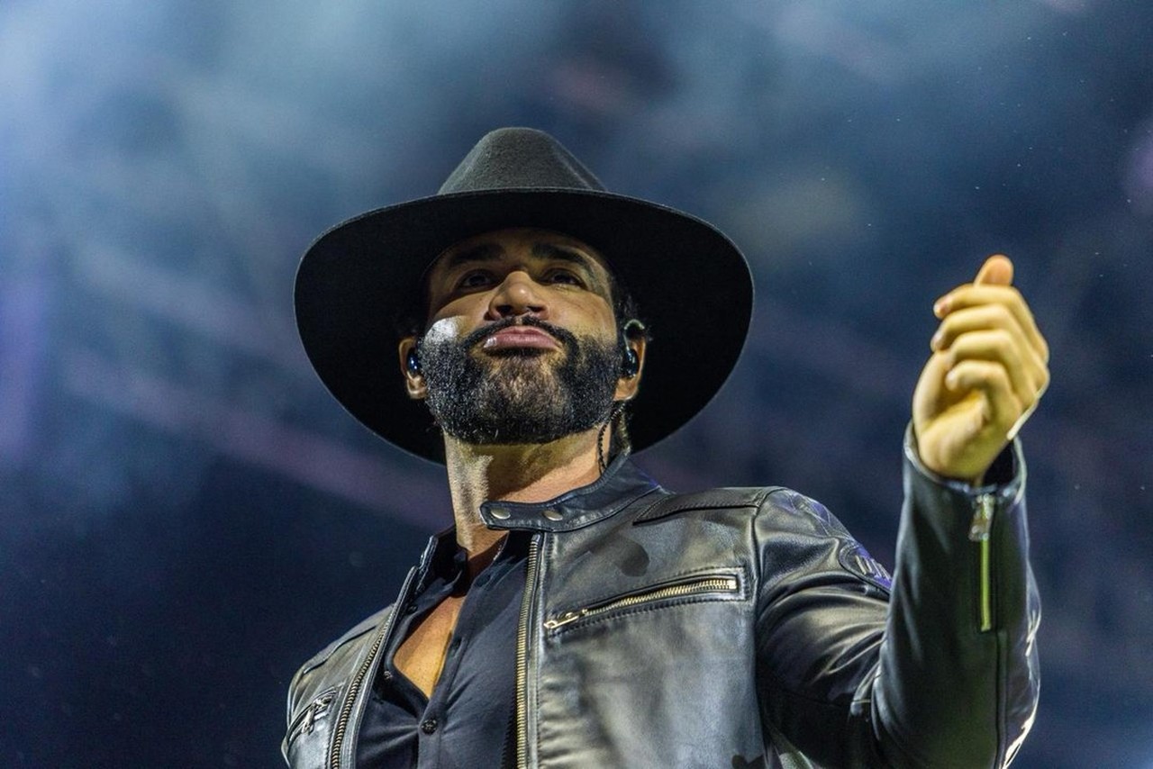 Gusttavo Lima vai de sofrência a Sweet Child O' Mine em show com direito a momento rave em rodeio no interior de SP