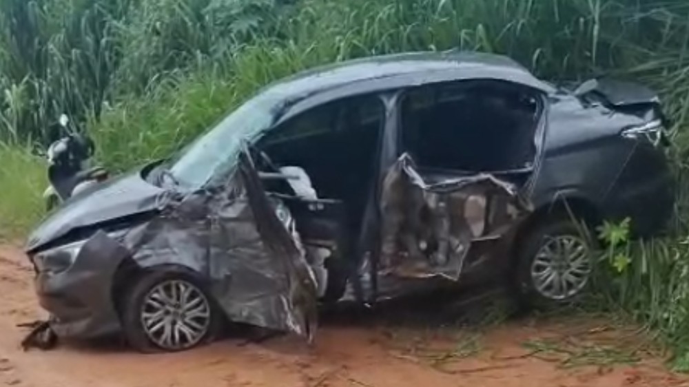 Nhandeara: motorista tenta cruzar rodovia, é atingido por caminhão, capota e cai em barranco no interior de SP