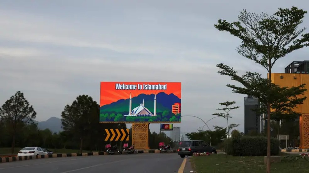 Uma tela digital exibe a mensagem 'Bem-vindo a Islamabad' enquanto o Paquistão se preparava para receber os EUA e Irã para a segunda fase das negociações de paz na capital, que foram adiadas na terça-feira (21/4). — Foto: Reuters/Akhtar Soomro via BBC