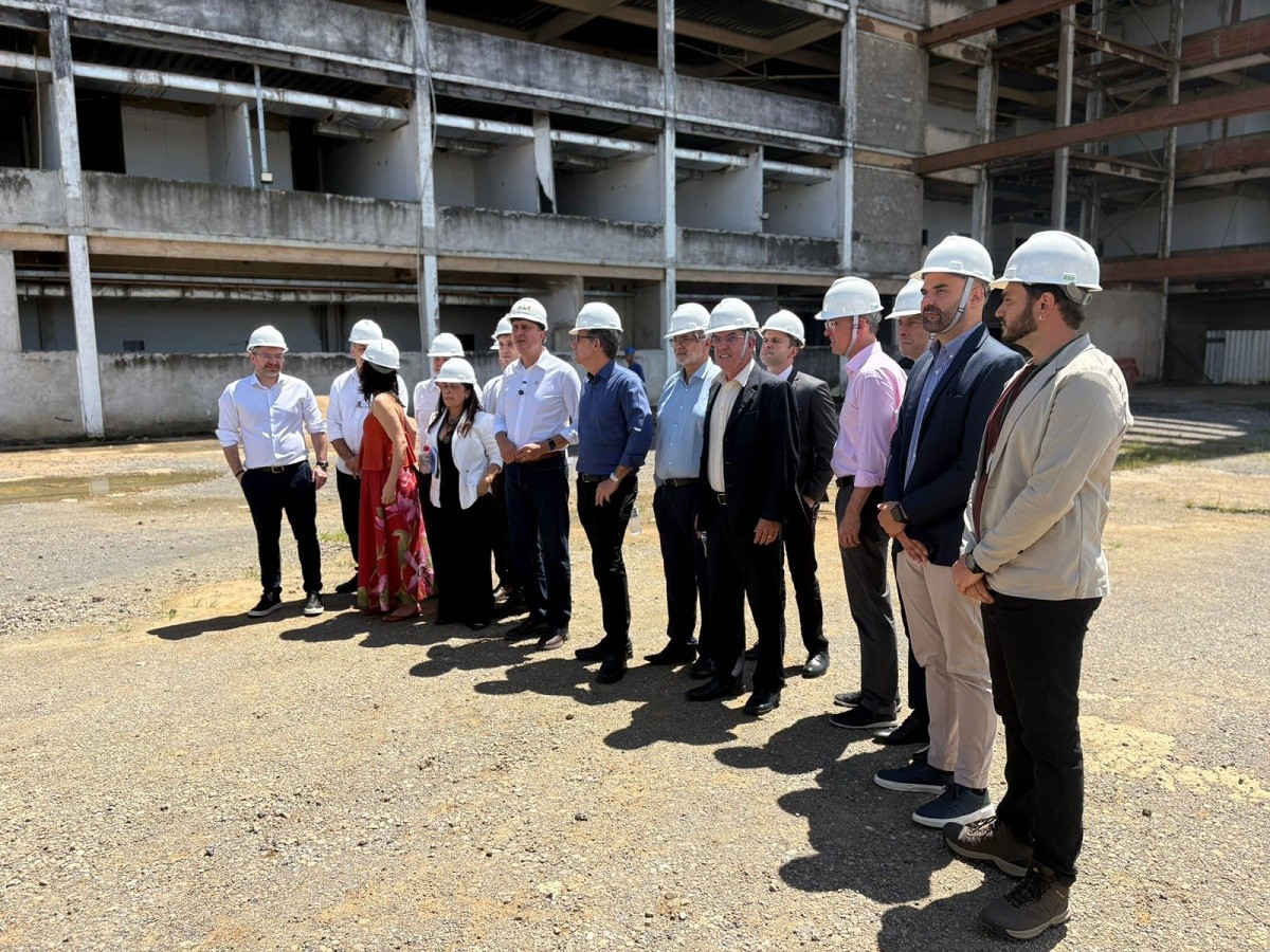 Ministro da Educação anuncia reconstrução de cinco escolas em Juiz de Fora e retomada das obras do HU-UFJF