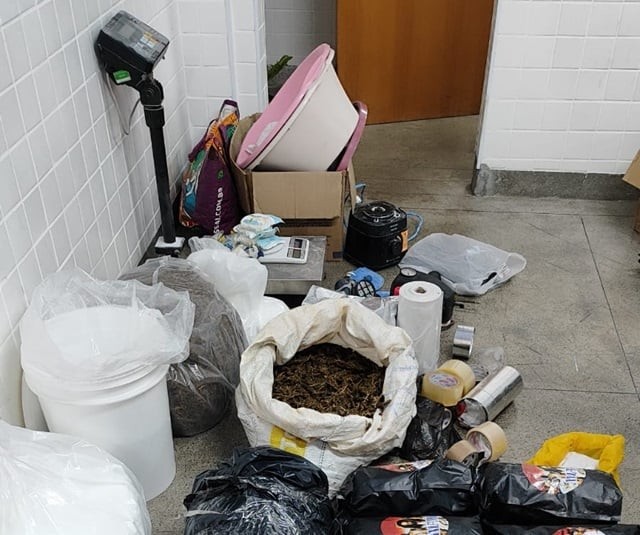 Dois homens e uma mulher são presos em casa que funcionava como laboratório de drogas no interior da Bahia