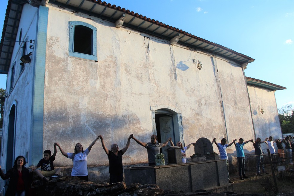 Neste sábado (27), moradores participaram do ato pela preservação da Capela Nossa Senhora das Mercês — Foto: Maria Luísa Sousa
