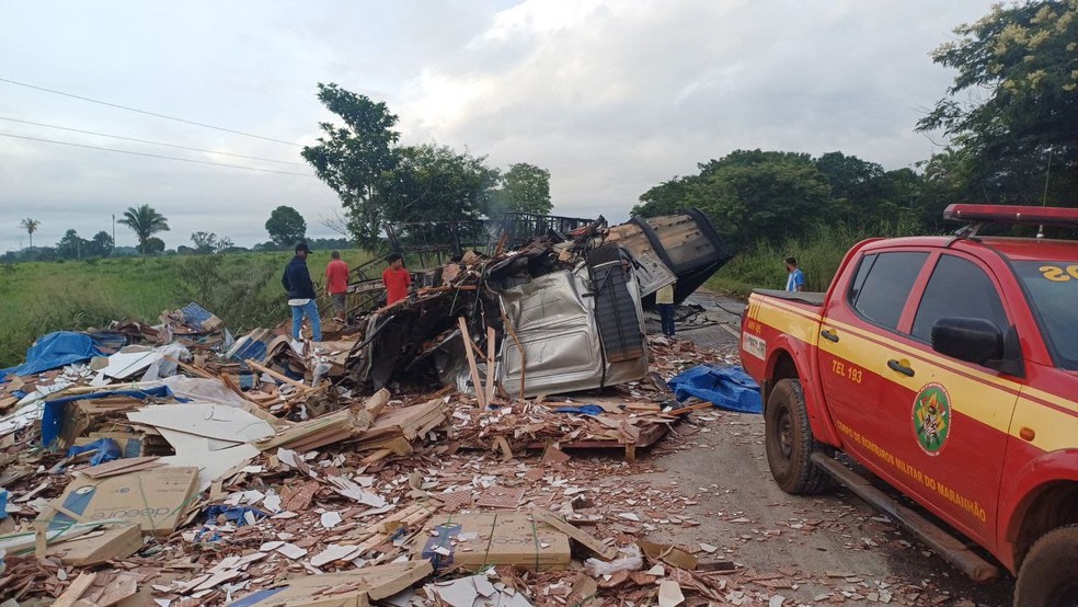 Acidente entre carreta e caçamba interditou rodovia em Porto Franco