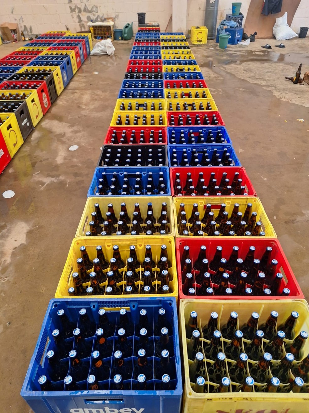 Foram encontradas e apreendidas 13.536 garrafas cheias e 8.064 garrafas vazias no barracão em Piracicaba — Foto: Baep Piracicaba