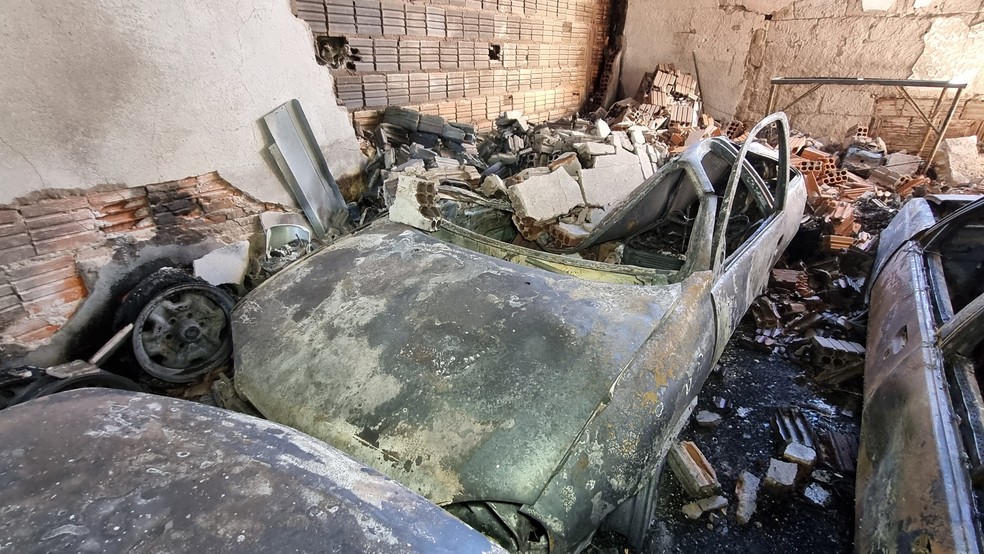 Incêndio destrói carros e moto dentro de oficina mecânica em Itaú de Minas; suspeita é de crime — Foto: Hélder Almeida