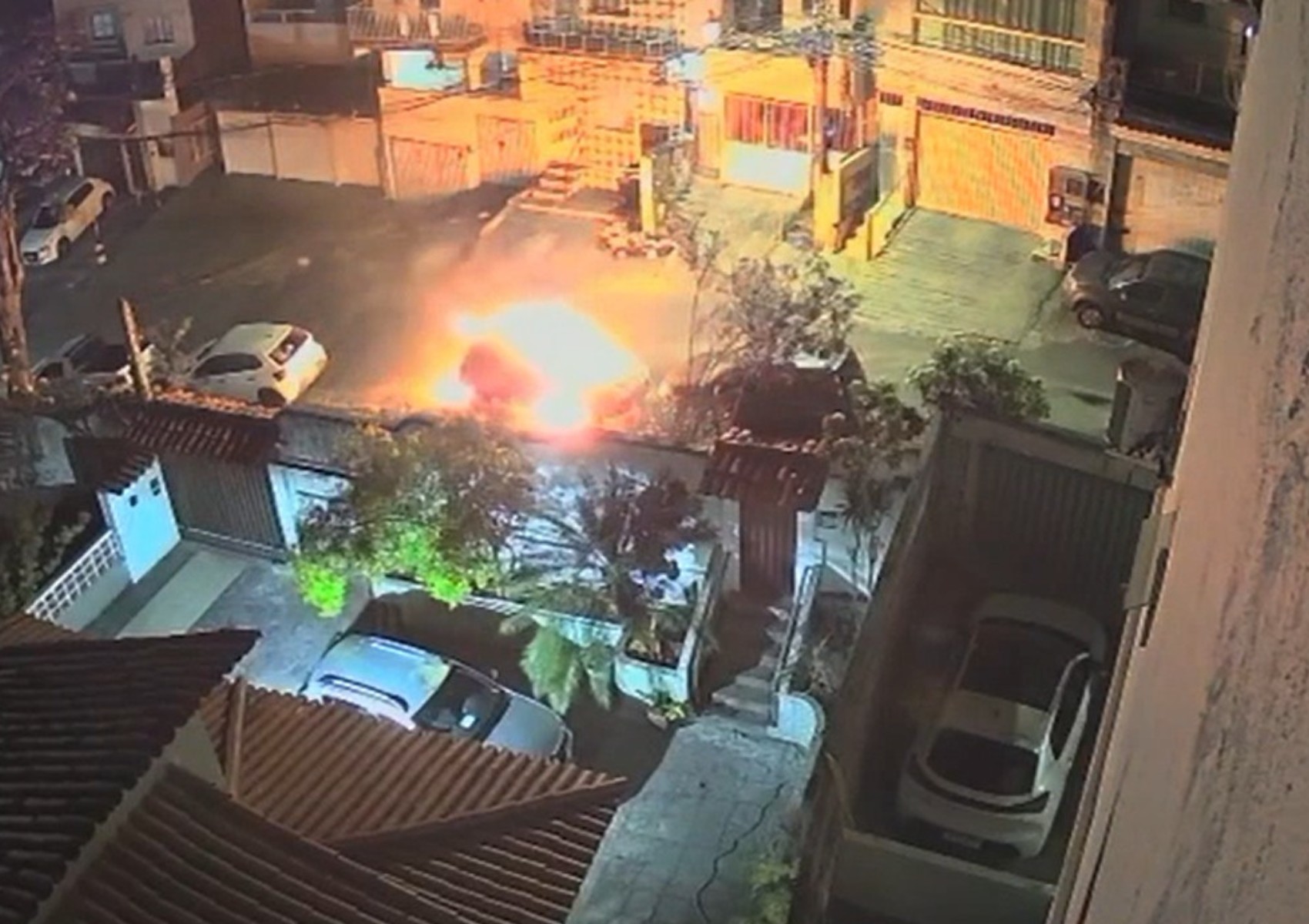 VÍDEO: Homem incendeia dois carros na BA; um dos proprietários perdeu R$ 5 mil em mercadorias