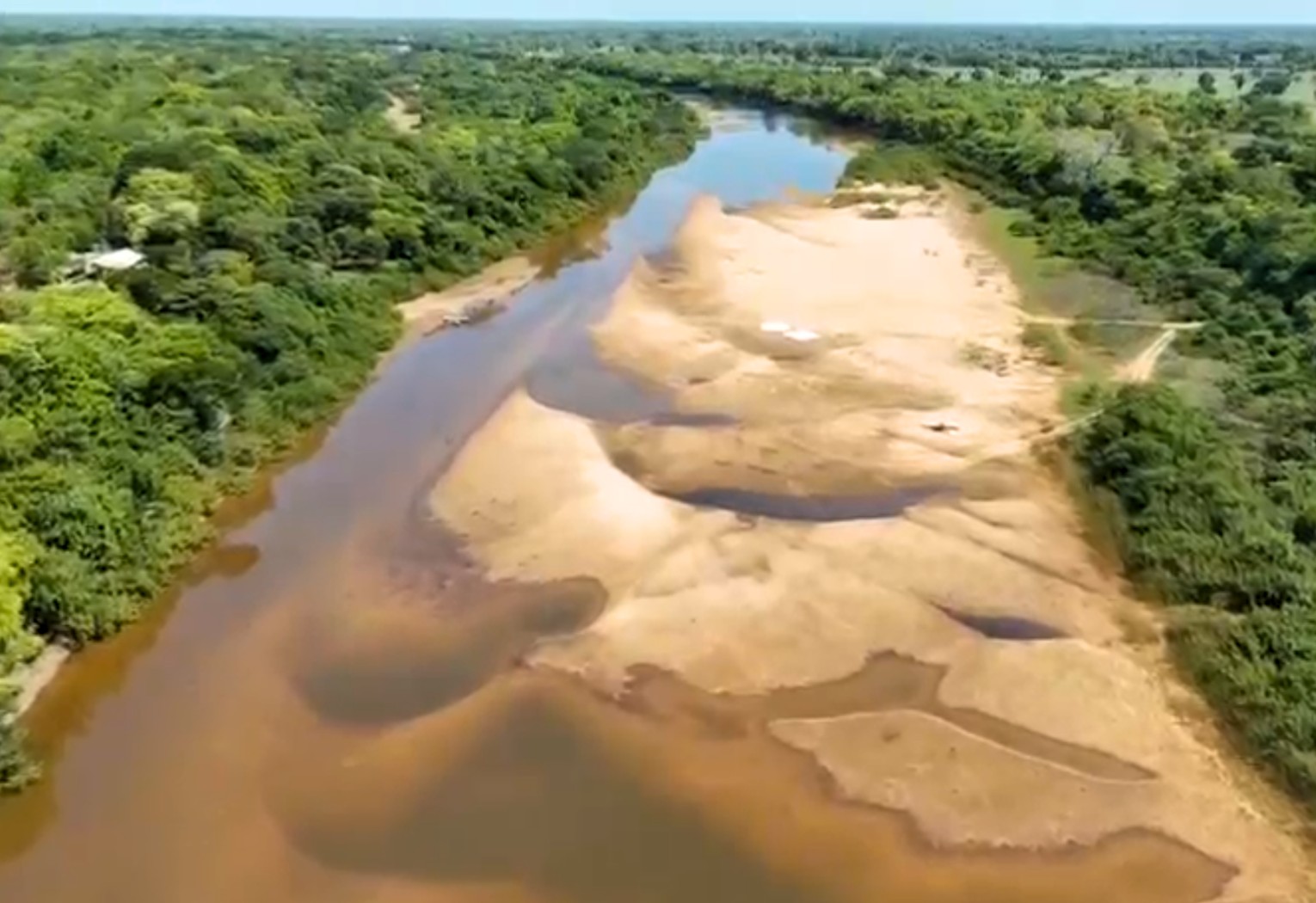 Imagens aéreas mostram seca em rio da maior ilha fluvial do mundo, no TO; assista