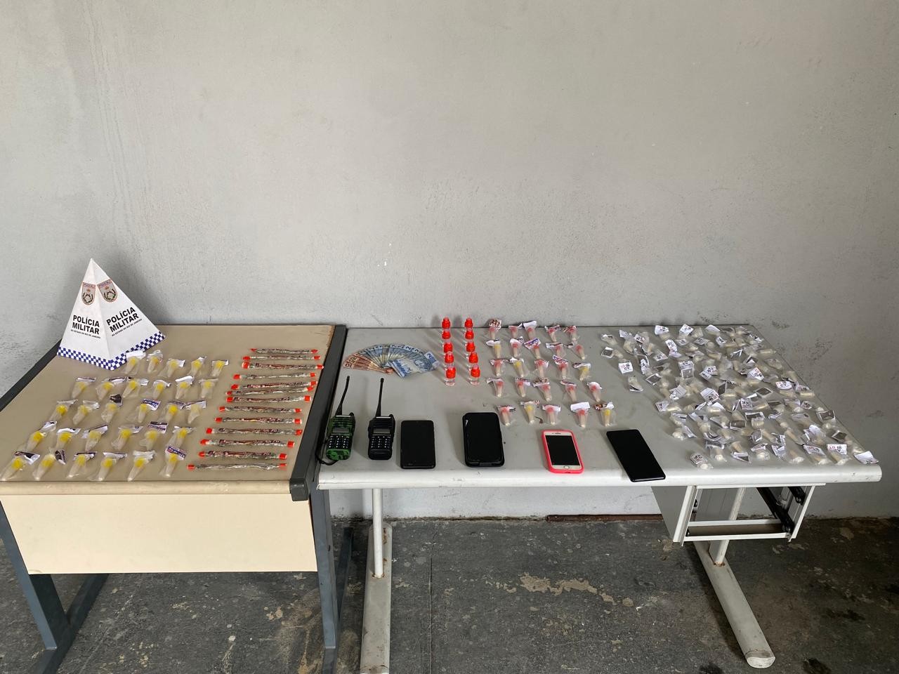 Polícia Militar prende cinco jovens e apreende drogas em ação em Volta Redonda