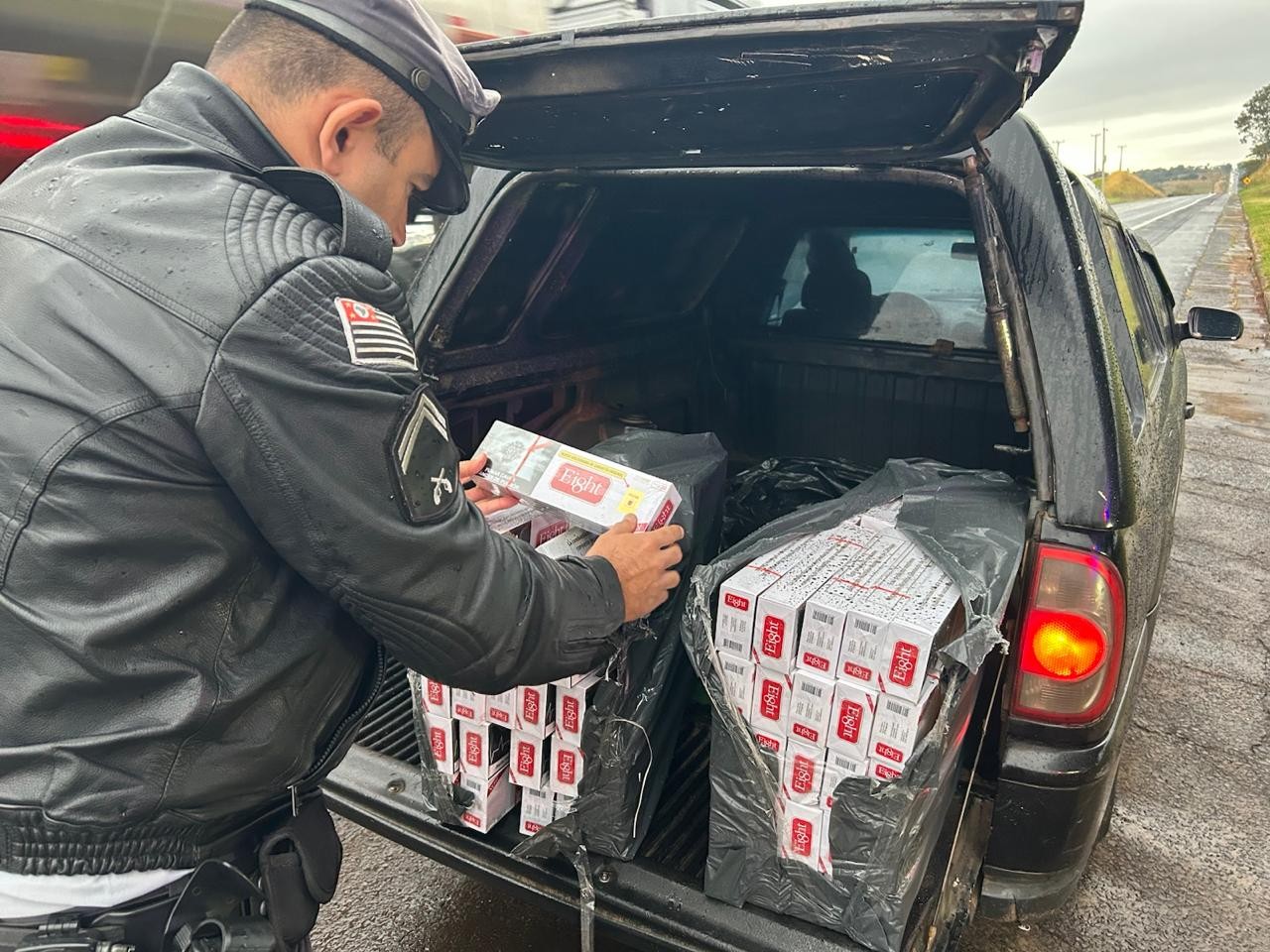 Fiscalização apreende mais de R$ 50 mil e 2 mil maços de cigarros contrabandeados do Paraguai em Parapuã