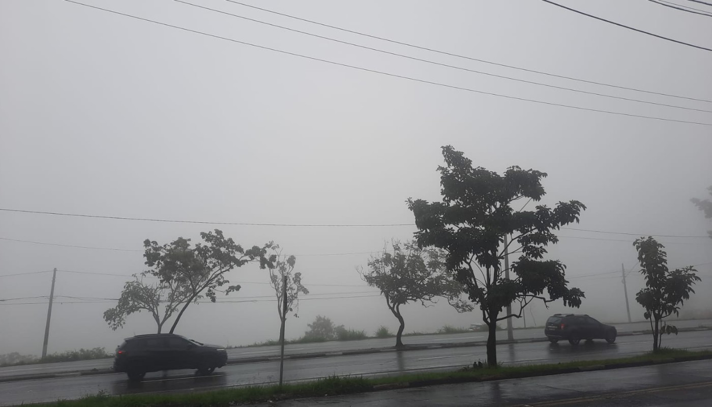 Neblina densa encobre bairros e afeta rodovias de Campinas; entenda fenômeno