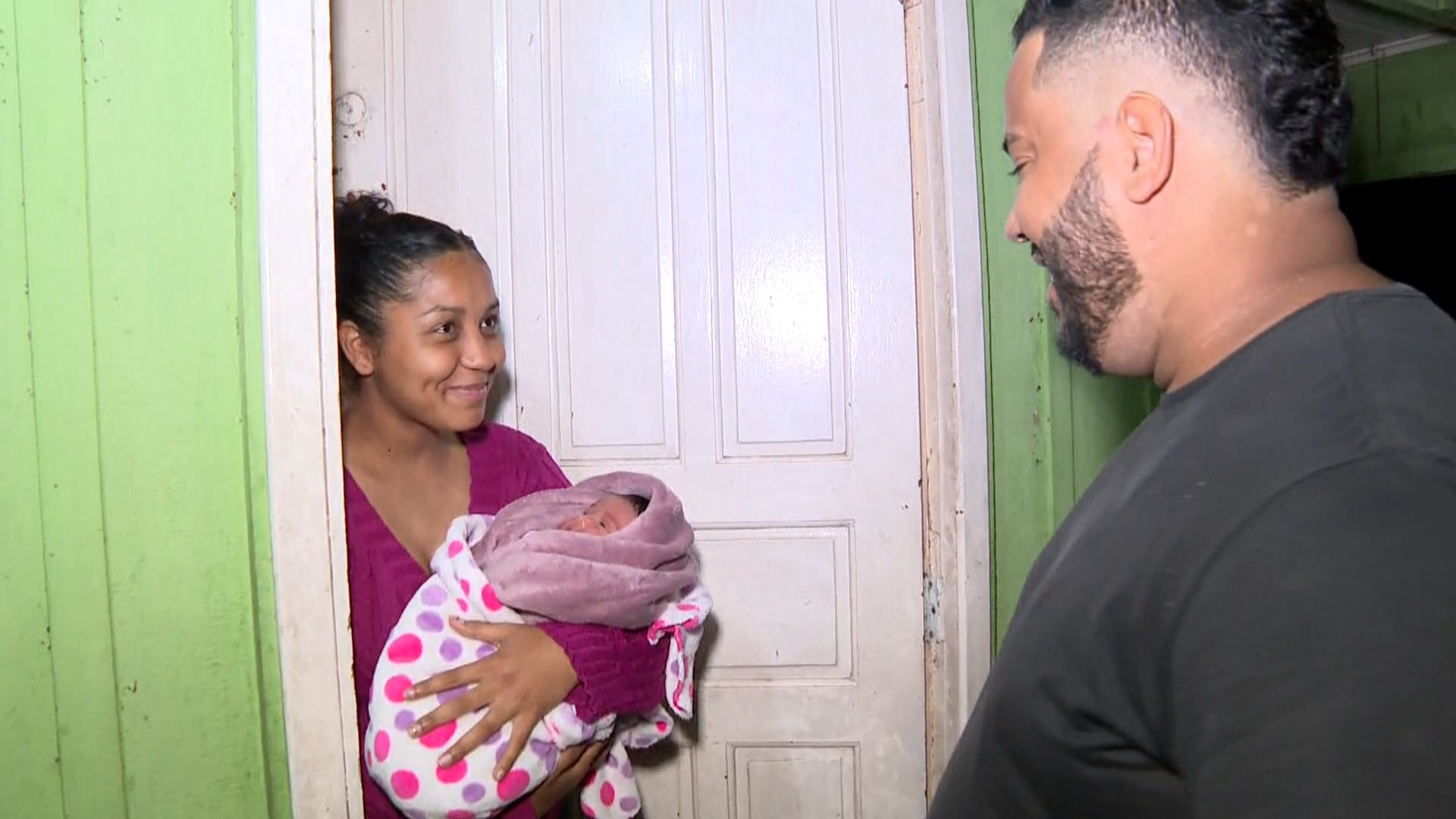 Motorista de aplicativo busca no hospital mãe e bebê que nasceu no carro dele em Curitiba