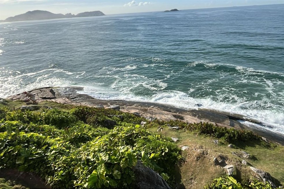 Acidente ocorreu na área costeira do Morro do Maluf, em Guarujá — Foto: Diego Bertozzi/TV Tribuna