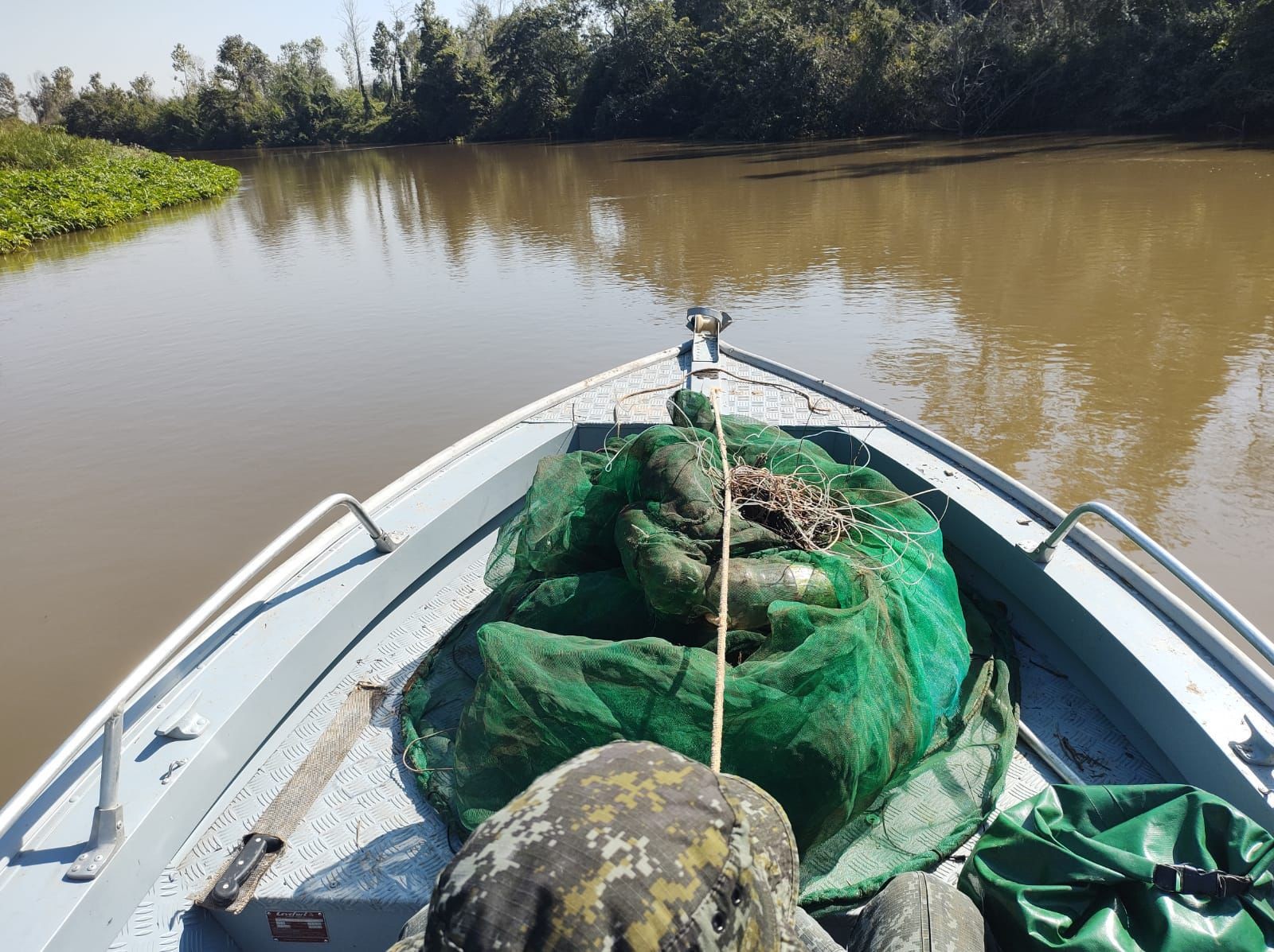 Durante fiscalização náutica, petrechos de pesca são apreendidos em rios Aguapeí e Paraná, em Paulicéia