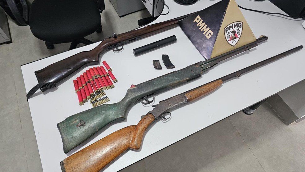Homem estava com arsenal de armas durante pesca  — Foto: Grupo Especializado em Policiamento Ambiental/Divulgação