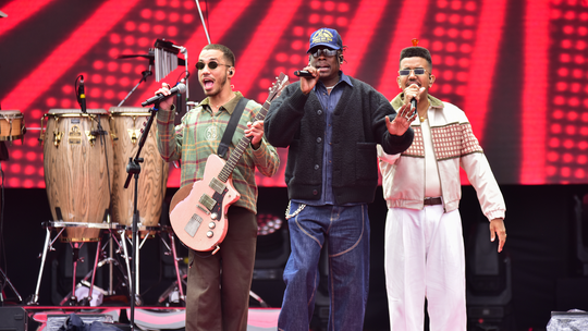Os Garotin abre 4º dia de The Town e faz SP 'meter dança' com apresentação cheia de gingado - Trio de São Gonçalo mistura R&B, MPB e pop com groove irresistível recebe Melly no palco e faz público de São Paulo dançar na abertura do palco The One.