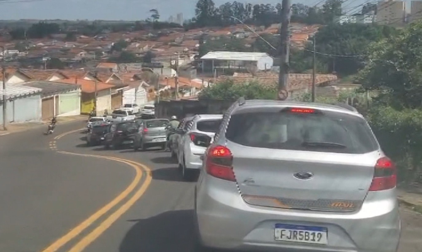 Com obras, congestionamento em trevo que dá acesso a Rio Claro por rodovia gera transtornos; VÍDEO