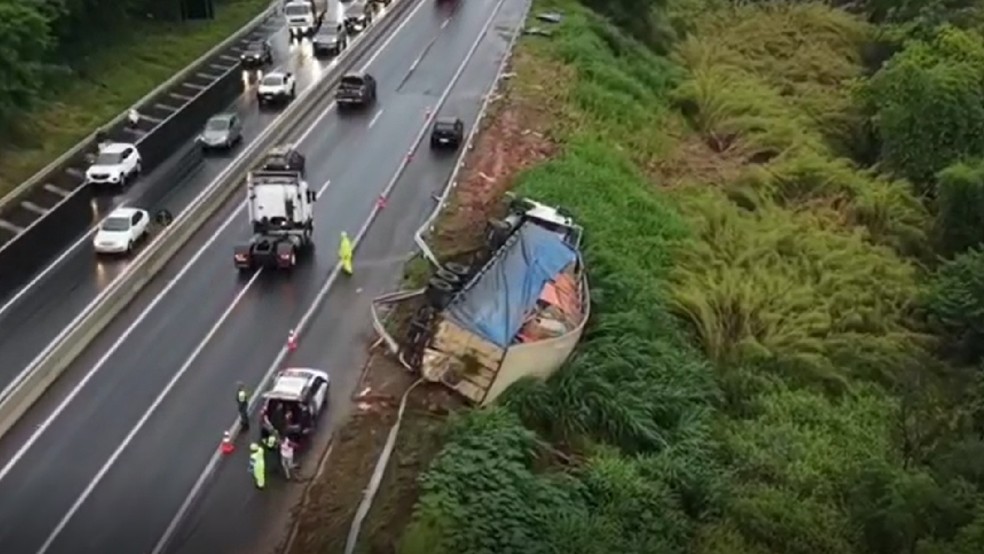 1 de 2
Carreta que transportava eletrodom&eacute;sticos tombou na tarde de quarta-feira (14) na SP-294, em Mar&iacute;lia (SP) &mdash; Foto: Drone Mar&iacute;lia/Reprodu&ccedil;&atilde;o