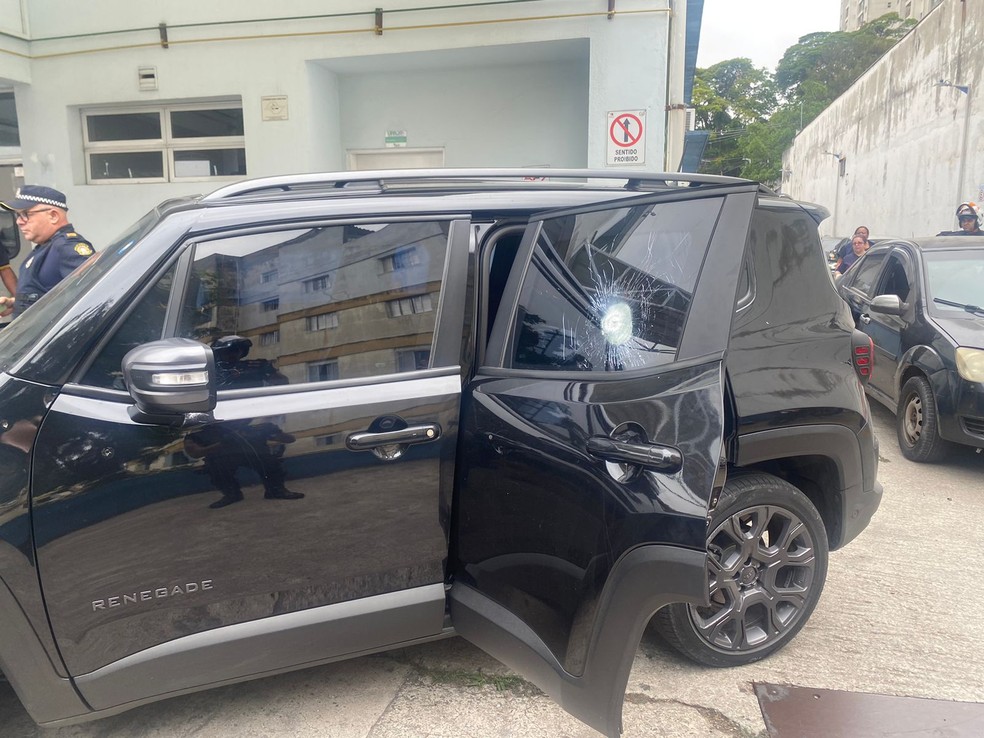 Carro de prefeito de Taboão da Serra, José Aprígio da Silva, é alvejado — Foto: Arquivo Pessoal
