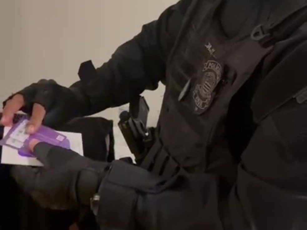 Agente da Polícia Civil mostra material apreendido durante operação em Piracicaba (SP) — Foto: Polícia Civil de Piracicaba