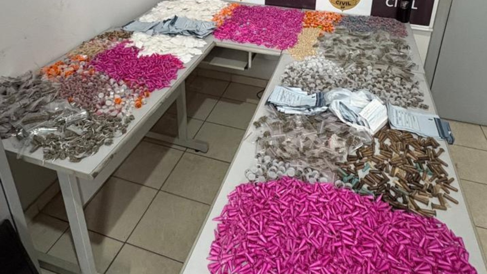 Polícia prende dois homens com 5,2 mil porções de drogas em Caçapava, SP