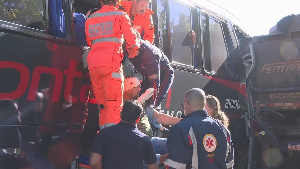 Homem ferido é retirado pela janela de ônibus de turismo — Foto: Elton Lopes/TV Globo