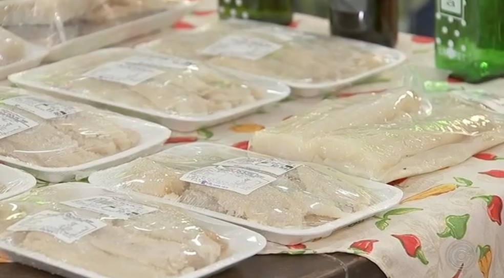 Preço do bacalhau nos mercados da região de Bauru não sai por menos R$ 100 o quilo — Foto: Reprodução/TV TEM