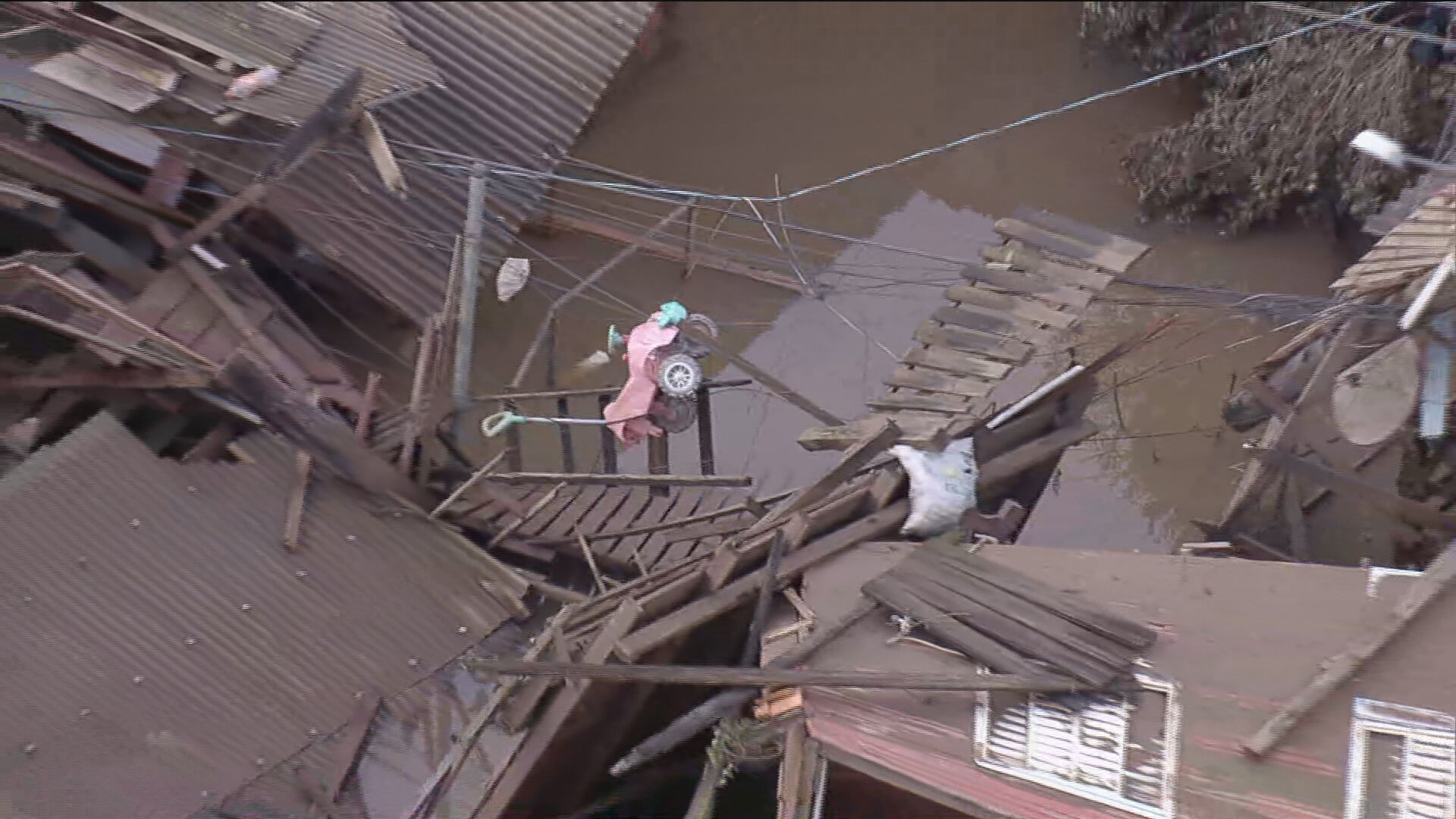 Casa levada por enchente vai parar em cima de outro imóvel em São Jerônimo (RS)