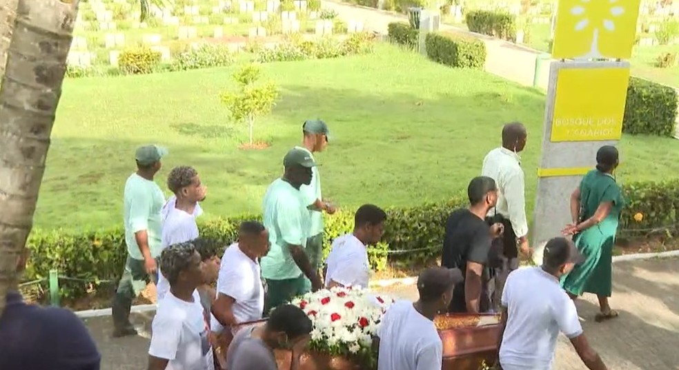 O corpo de Haziel Martins Costa, de 19 anos, foi sepultado no Cemitério Bosque da Paz, em Salvador — Foto: Reprodução/TV Bahia