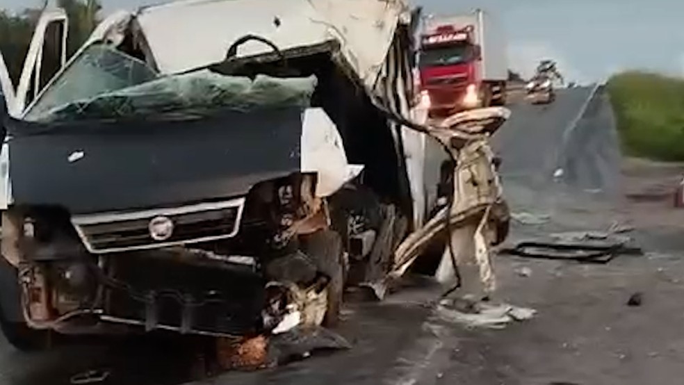 Motorista de van fica gravemente ferido após colisão com veículo de carga na BR-135 — Foto: Reprodução