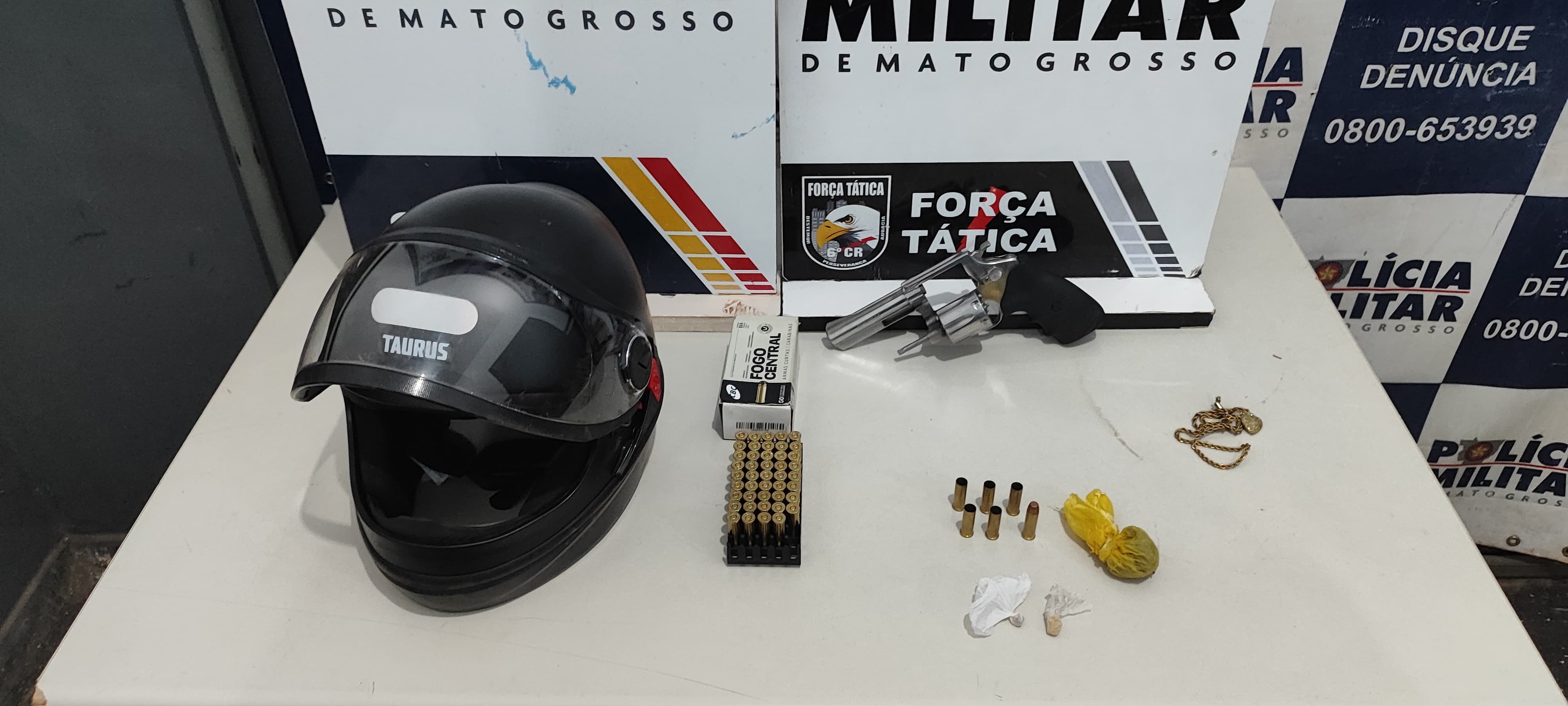 Mulher morre e adolescente fica ferido em ataque na rua; suspeitos são presos após confronto com a polícia em MT
