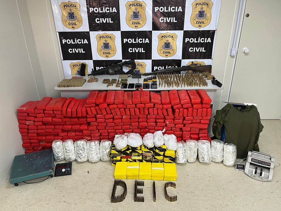 Drogas foram apreendidas em Candeias nesta segunda-feira (23) — Foto: SSP-BA