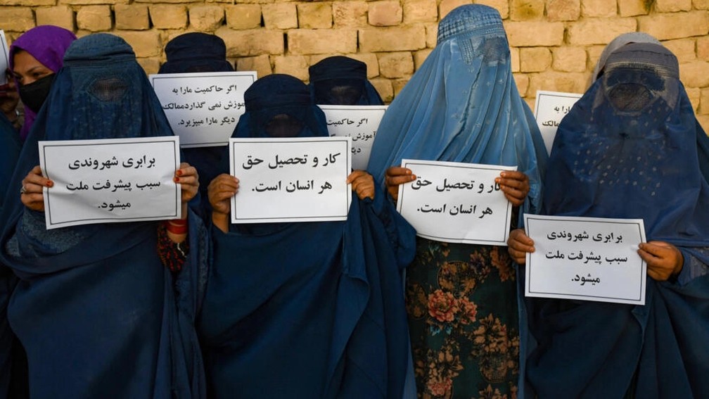 Mulheres afegãs exibem cartazes em protesto por direito à educação, na cidade de Mazar-i-Sharif, 12 de agosto de 2023. — Foto: AFP - ATEF ARYAN