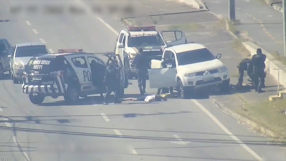 Policiais prendem dupla e recuperam caminhonete após latrocínio no Bairro Sapiranga, em Fortaleza. — Foto: SSPDS/Reprodução