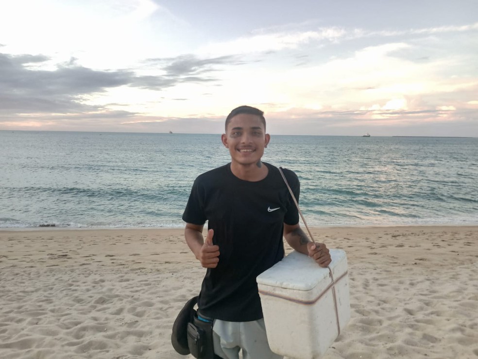 Além de carpinteiro, João trabalhava vendendo produtos na praia para conseguir iniciar a viagem. — Foto: Arquivo pessoal