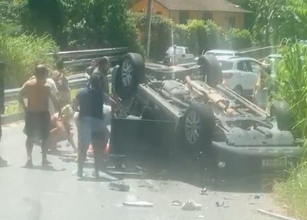 Carro capota e deixa feridos em Paraty