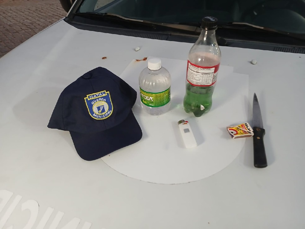 Material apreendido com homem que subiu o Morro do Careca em Natal — Foto: Guarda Municipal de Natal/Cedida