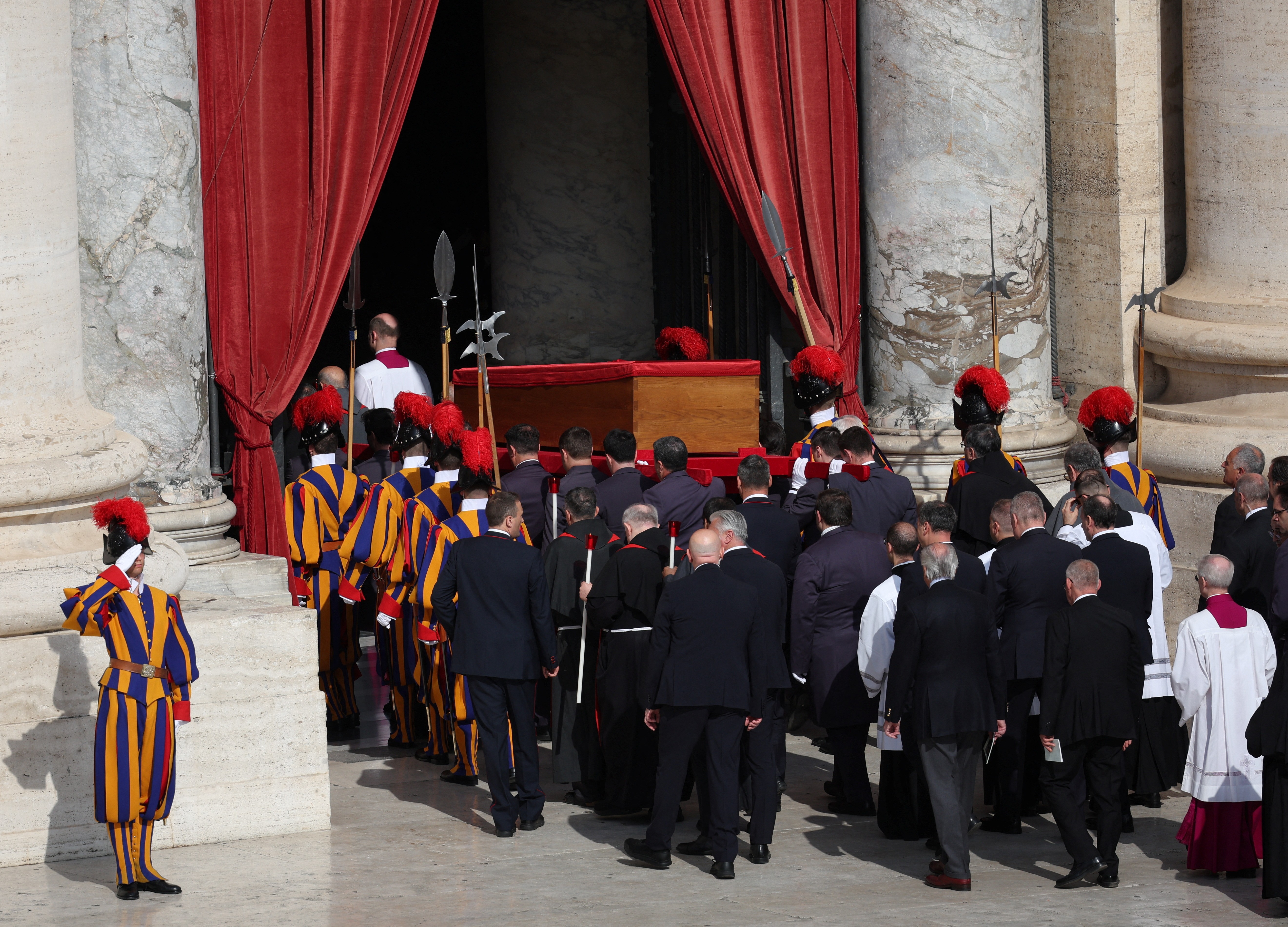 FOTOS: veja imagens do traslado do corpo do papa Francisco e da multidão de fiéis