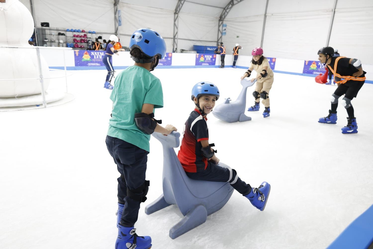 Pista de patinação no gelo na orla de Petrolina segue até sexta (6): veja como conseguir ingresso 