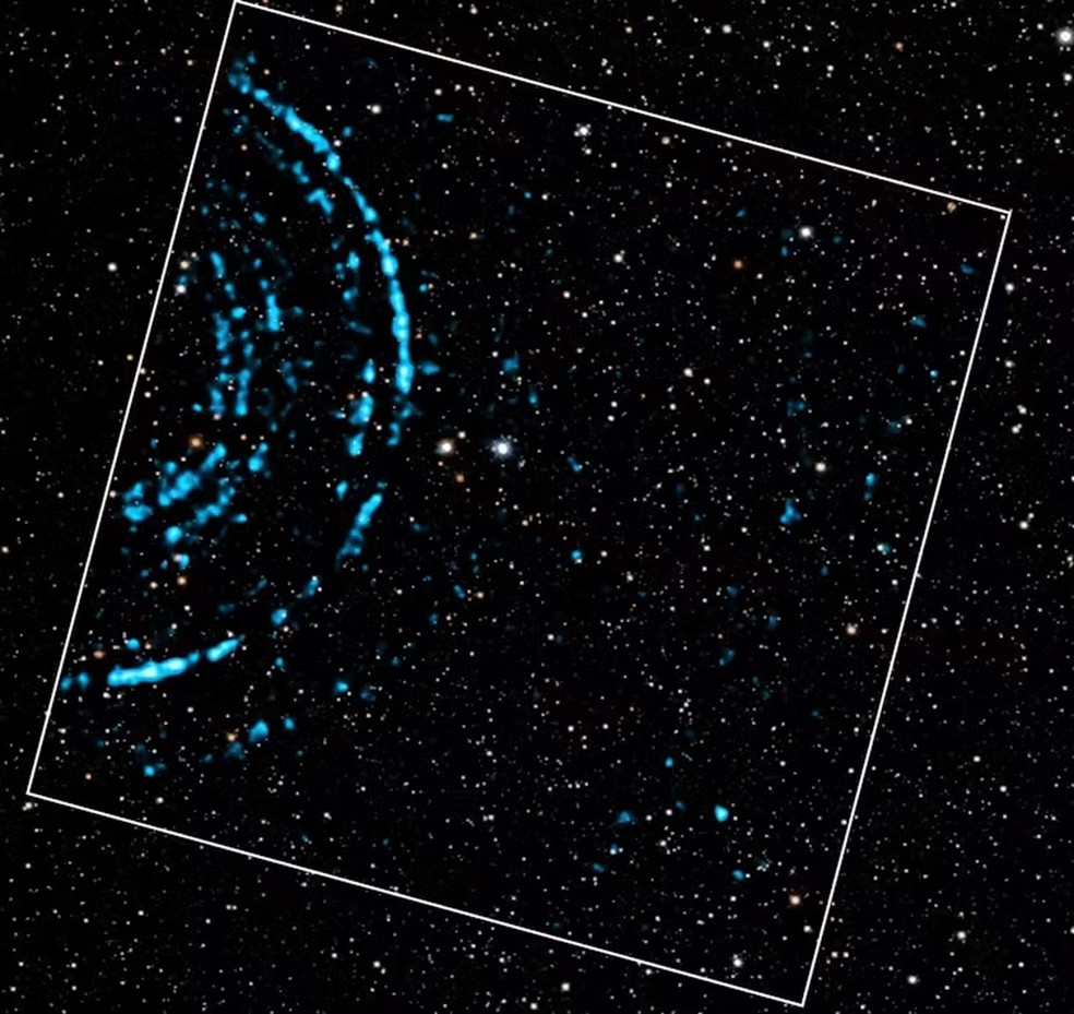 Anéis de raios X gerados por uma explosão de raios gama (e refletidos nas nuvens de poeira dos braços externos da Via Láctea) registrados pelo telescópio espacial Chandra. Raios X: NASA/CXC/INAF/B. Vaia et al.; Ótica: Pan-STARRS; Processamento de imagem: — Foto: NASA/CXC/SAO/N. Wolk & P. Edmonds., CC BY