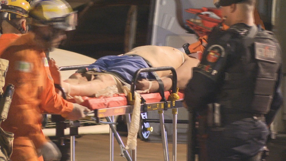Homem cai de telhado após tentar fugir da polícia, no DF — Foto: TV Globo/Reprodução