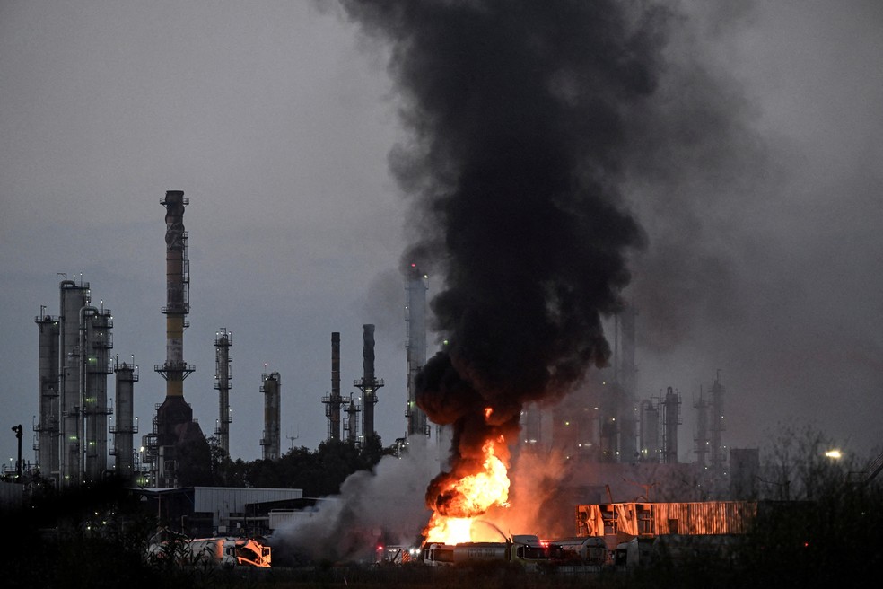 Fumaça e fogo se elevam em uma instalação atingida após um ataque com mísseis do Irã contra Israel, em Haifa, Israel, em 15 de junho de 2025 — Foto: REUTERS/Rami Shlush